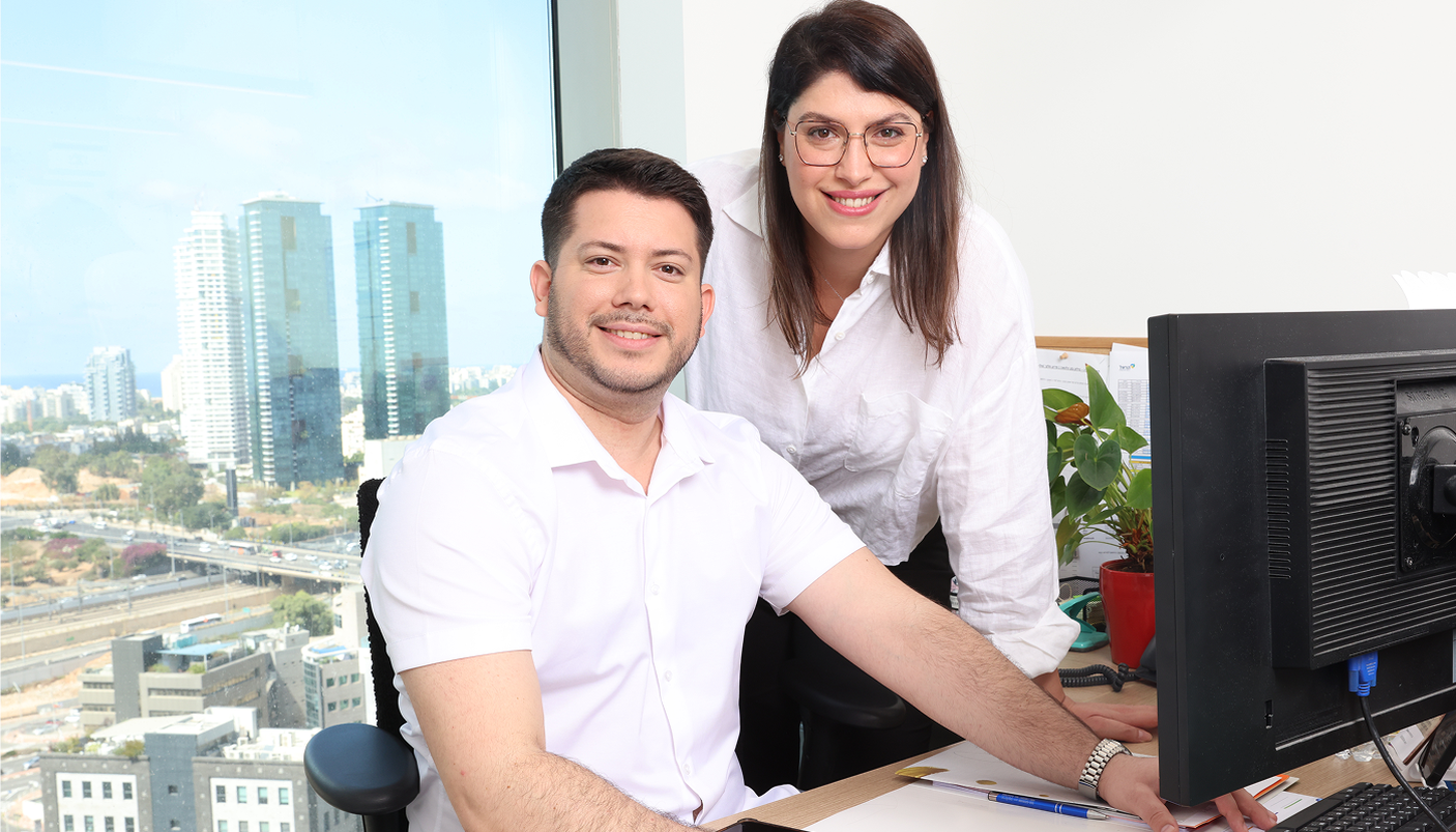 תמונה גבר ואישה עם מחשב