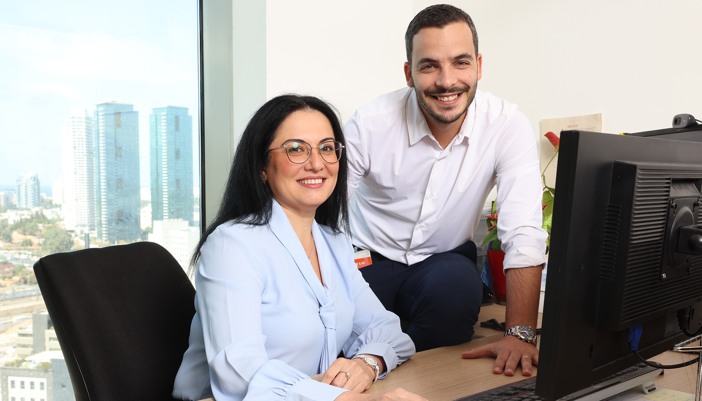 תמונה של אישה וגבר עם מחשב